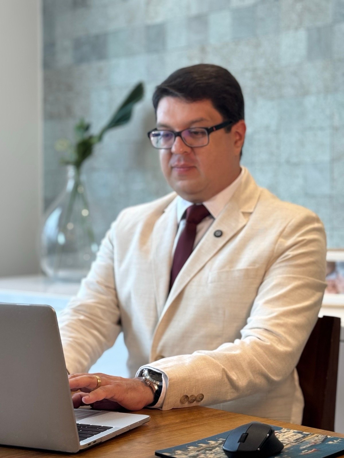Dr. William Andrade em seu consultório