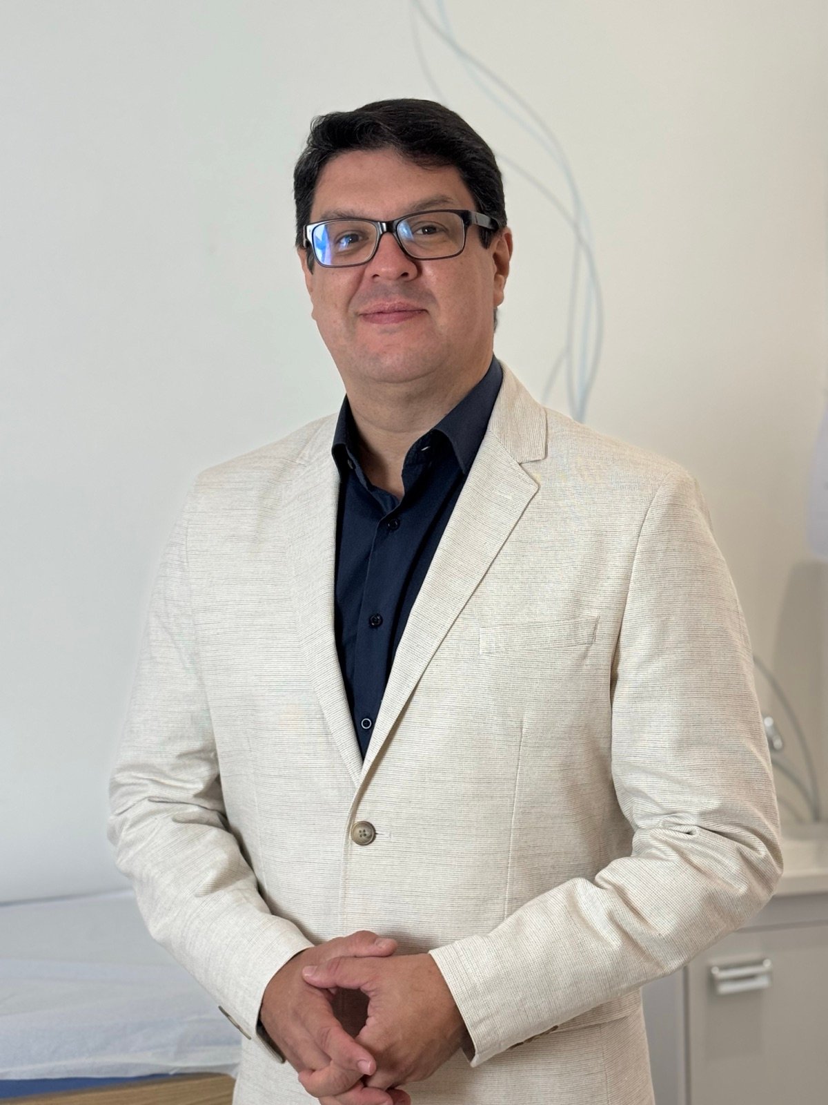 Dr. William Andrade em seu consultório